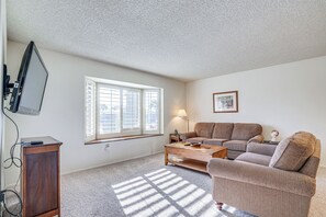 Family Room | Smart TV | Free WiFi | Central A/C & Heating