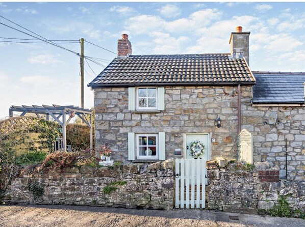 TraditionalWelsh cottage with parking