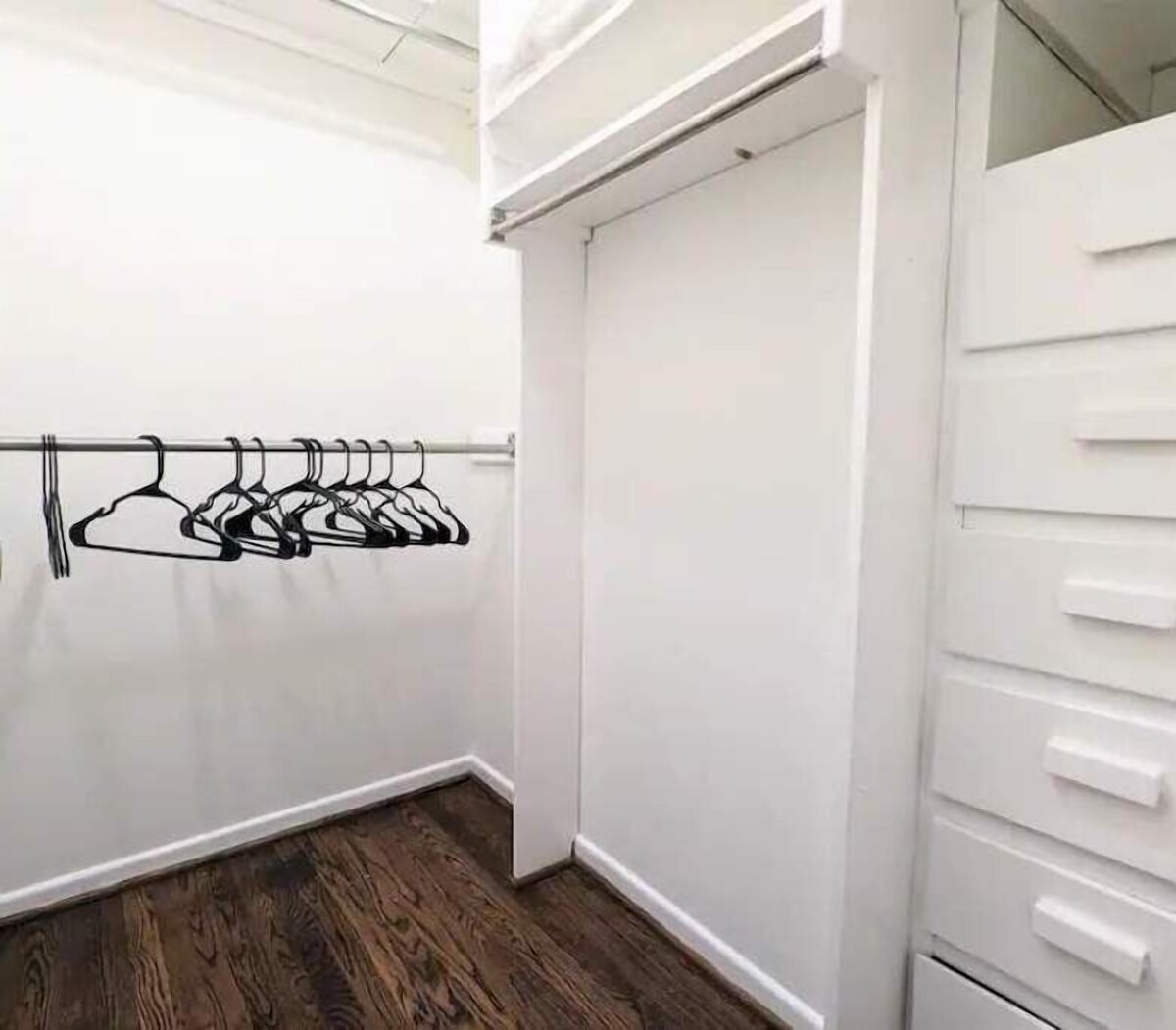 Modern Home Dedicated Workspace Free Parking