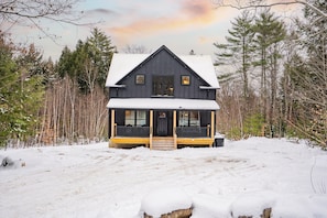 Welcome to your charming escape! A blend of elegance & cozy vibes!