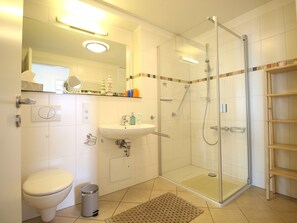 Bad mit Dusche und WC