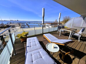 großer möblierter Balkon