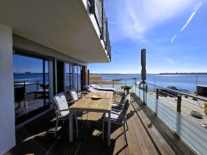 großer möblierter Balkon