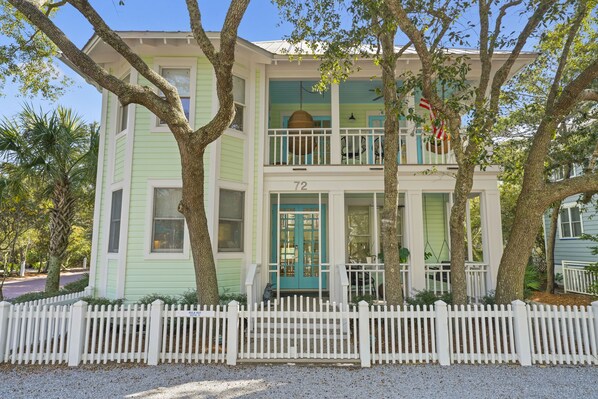 WELCOME TO HULA HUT IN SEASIDE, FL!