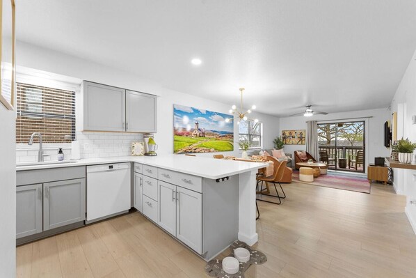Completely remodeled sytlish and pet friendly condo to welcome you back from a great day in Branson