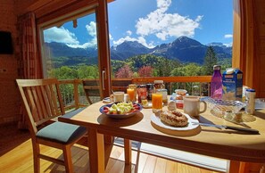 Frühstück im Sonnenschein mit herrlichen Gebirgsblick