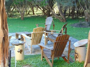 Villa Muniz - Great rock fire pit to relax and watch the deer.