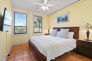 King size bed, clean linens. Windows for natural sunlight. Smart Flat Screen Tv. 
