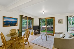 Spacious Livingroom with TV and Dining Table for 4