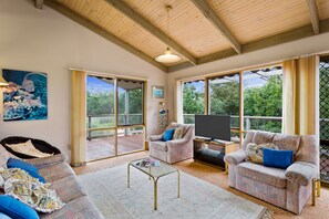 Spacious Livingroom with TV