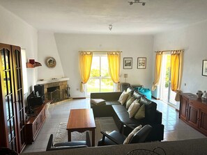 Casa Flora - Living room with Sofá-bed and with fire place