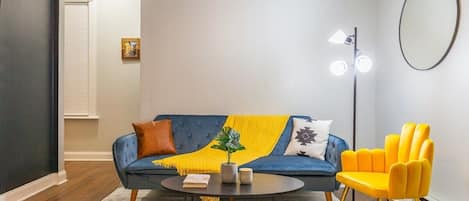 Step into our living room and immerse yourself in a vibrant and colorful atmosphere that exudes energy and charm. #LightandBright #VibrantLiving
