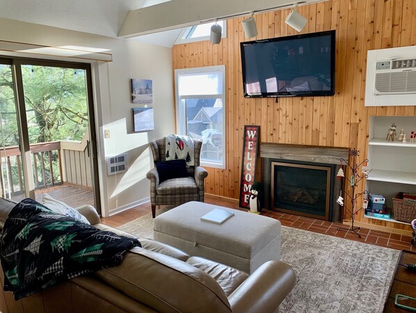 Main living room w/ gas fireplace and Roku TV.