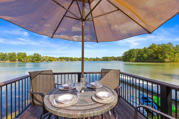 Dine al fresco with mesmerizing waterfront views