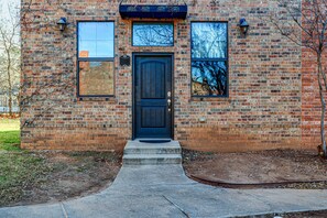 Townhome Exterior | Steps to Enter