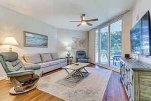 Living Room | Queen Sleeper Sofa | Free WiFi | Central A/C & Heat
