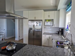 Beautiful large kitchen fully stocked with brand new appliances