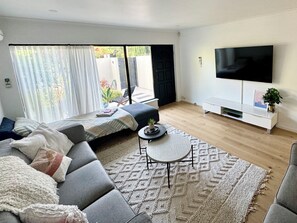 Living (Extra single bed upon request)