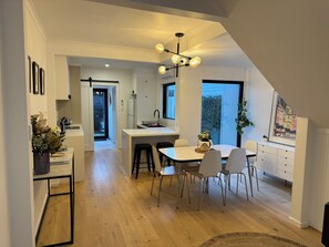 Kitchen & Dining