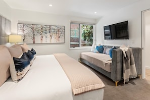 Second bedroom with additional daybed