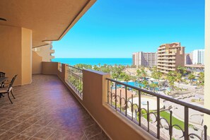  Ocean view from Balcony 🌊Sip your morning coffee or enjoy sunset cocktails with unobstructed views of the Sea of Cortez—right from your private balcony.