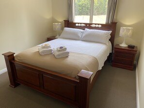 Bedroom 1, queen bed
