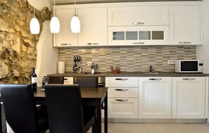 Full kitchen with dining table