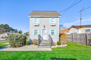 Welcome to adorable and affordable Ava's Beach Cottage on Chincoteague Island!