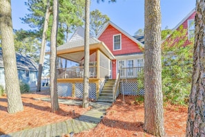 This fabulous Duplex sleeps 9 and is in a great mid-Island location.