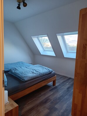 Das Schlafzimmer mit Doppelbett 