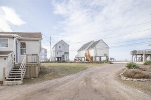 Cheerful 3 bedroom cottage w/ private beach access