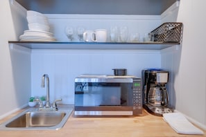 Kitchenette | Hot Plate | Microwave | Coffee Maker