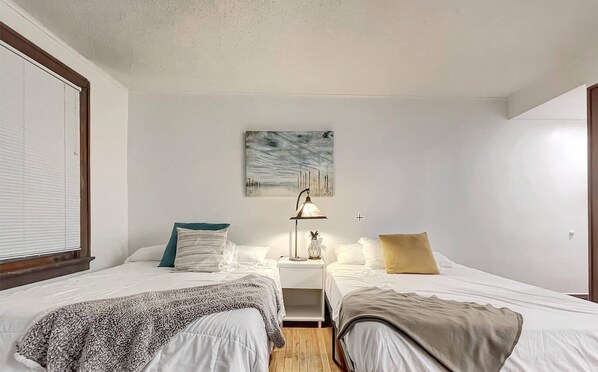2 Qeen Sized Bed Studio - Downtown DSM - close enough to everything, far enough for some quiet!