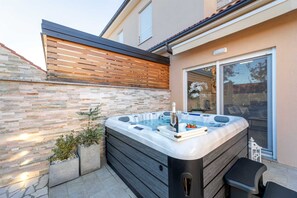 Outdoor spa tub