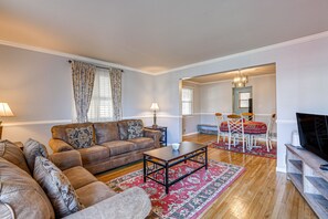 Living Room | Flat-Screen TV w/ Cable | Central Heating & A/C