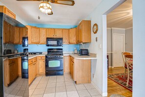Kitchen | Stove/Oven | Refrigerator | Free WiFi
