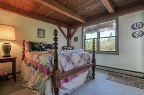 Smallest bedroom with a great view of the ocean.