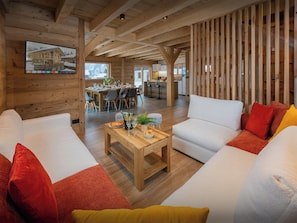 Lounge/Dining