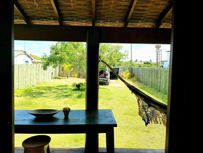 Espaço para refeição, estacionamento, sombra e agua fresca.