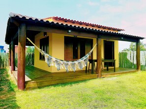 Casa solta, quintal, lavanderia,  jardim, chuveiro externo, água limpa de poço.