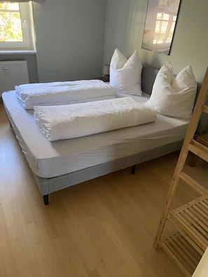 Schlafzimmer 1