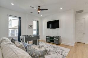 Loft | 2nd Floor | Foosball Table | Smart TV w/ Netflix | PlayStation