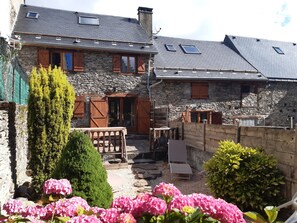 Le jardin avec la terrasse