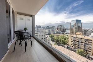 Terraza privada con vistas panorámicas de la ciudad