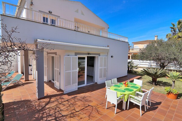 Quiet holiday home with sunbathing garden
