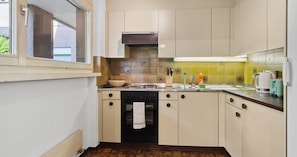 A clean and modern kitchen to make you feel at home.