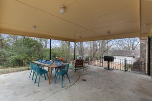 Al fresco dining area for 8 and bbq 