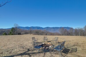 Shared Fire Pit | Mountain Views | Dog Friendly w/ Fee