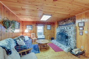 Living Room | Self Check-In | 5 Mi to Crabtree Falls