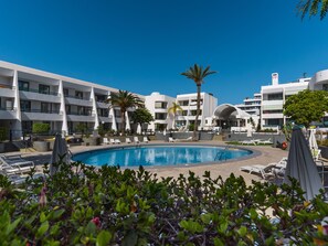 Envie de vous rafraichir, une piscine vous attend au pied de la résidence.